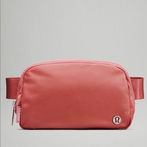 Lululemon everywhere belt bag *brier rose NWT